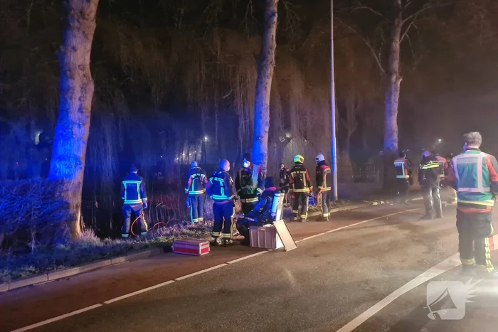 Taxi raakt van de weg belandt te water