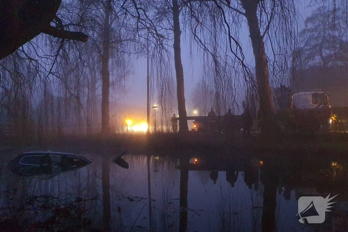 Taxi raakt van de weg belandt te water