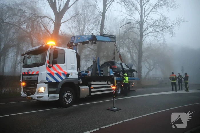 Taxi raakt van de weg belandt te water