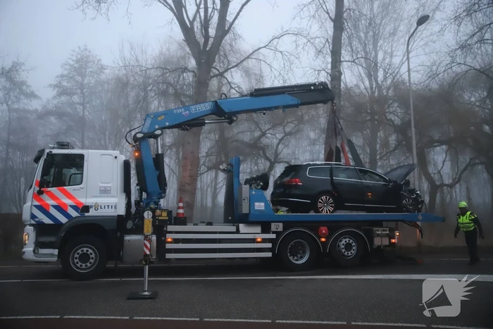 Taxi raakt van de weg belandt te water