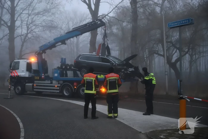 Taxi raakt van de weg belandt te water