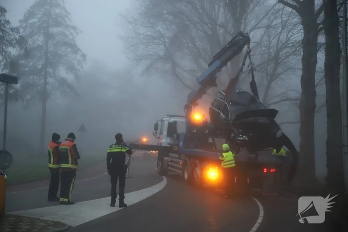Taxi raakt van de weg belandt te water