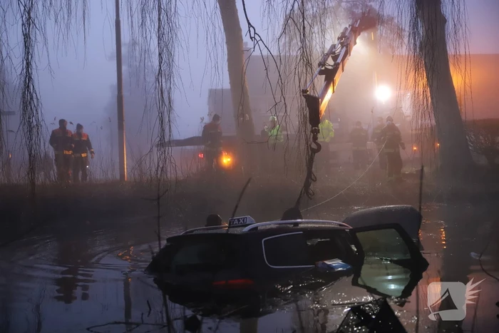 Taxi raakt van de weg belandt te water