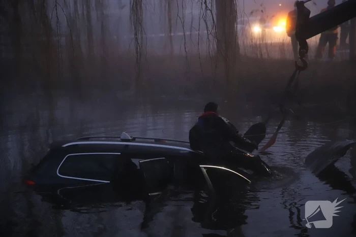 Taxi raakt van de weg belandt te water