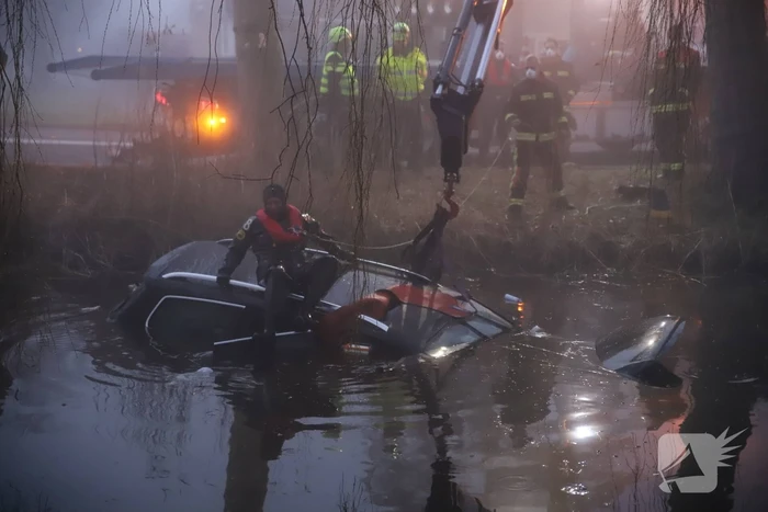 Taxi raakt van de weg belandt te water