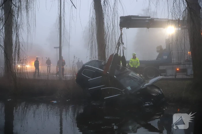 Taxi raakt van de weg belandt te water