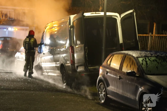 Bestelbus door brand verwoest