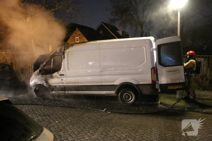 Bestelbus door brand verwoest