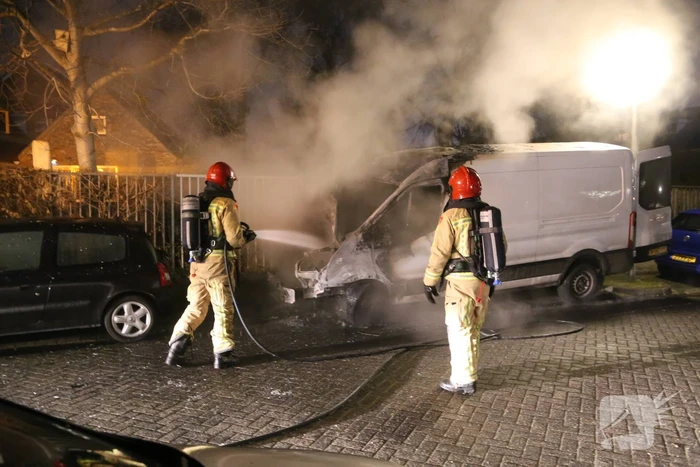 Bestelbus door brand verwoest