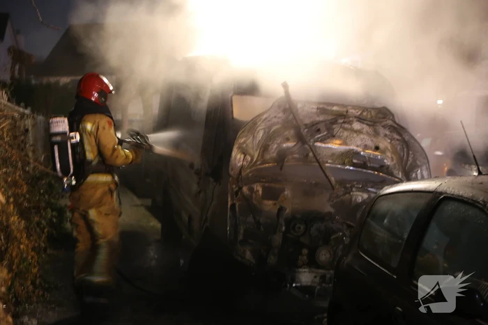 Bestelbus door brand verwoest