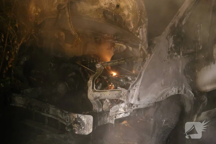 Bestelbus door brand verwoest