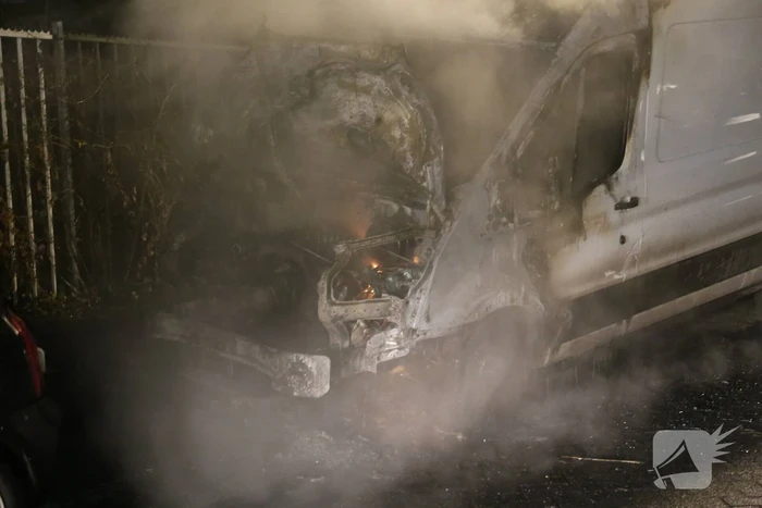 Bestelbus door brand verwoest