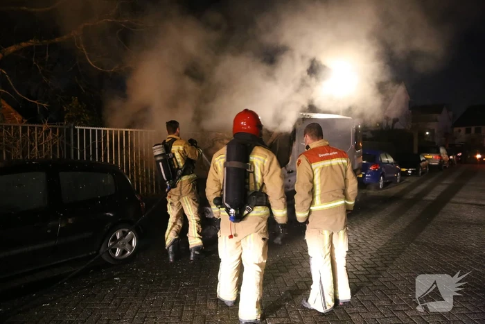 Bestelbus door brand verwoest