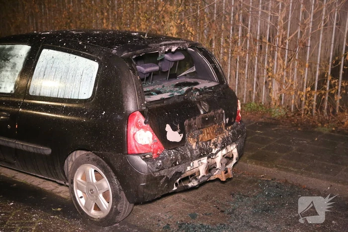 Bestelbus door brand verwoest