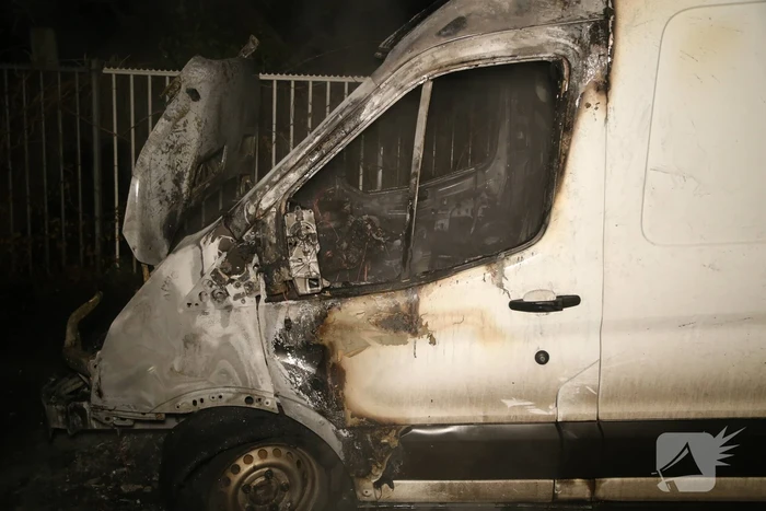 Bestelbus door brand verwoest