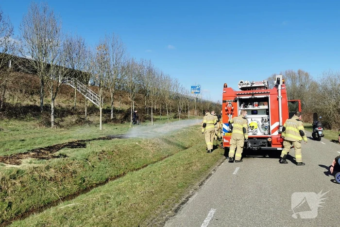 Brand langs slootkant geblust
