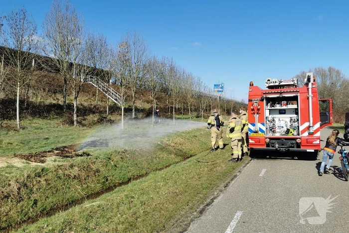 Brand langs slootkant geblust