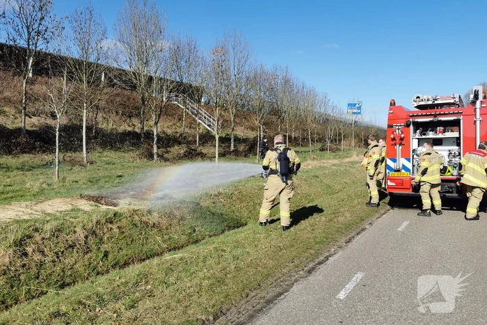 Brand langs slootkant geblust