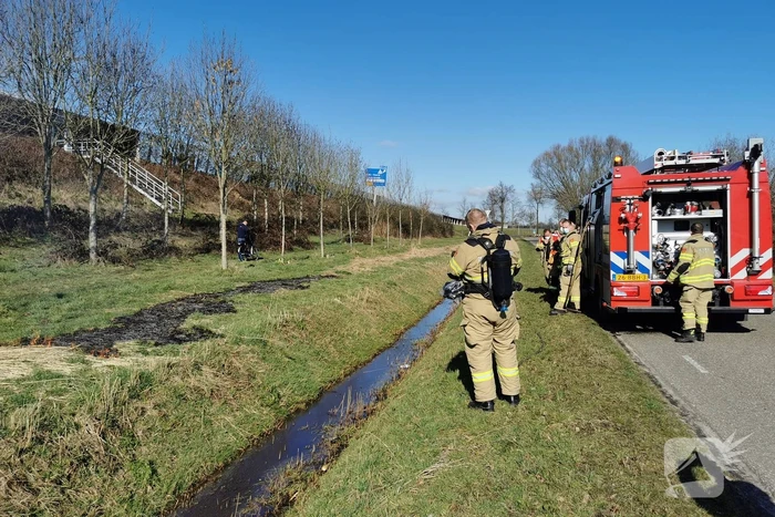 Brand langs slootkant geblust
