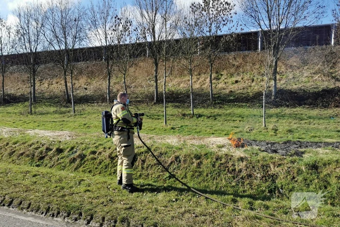 Brand langs slootkant geblust