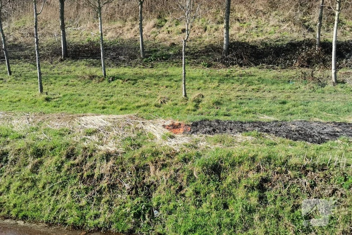 Brand langs slootkant geblust