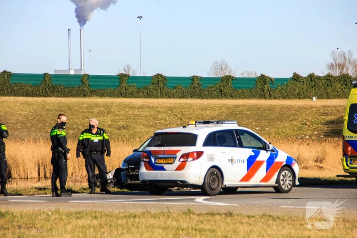 Auto beschadigd bij ongeval op afrit