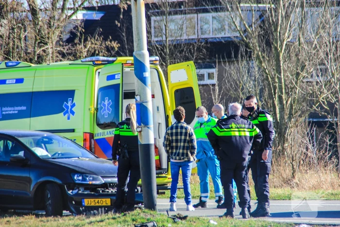 Auto beschadigd bij ongeval op afrit