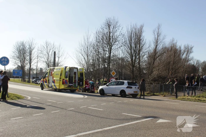 Fietser ernstig gewond bij botsing met auto