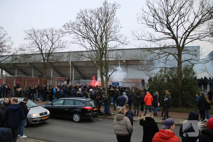 Spelersbus Cambuur onthaald door supporters