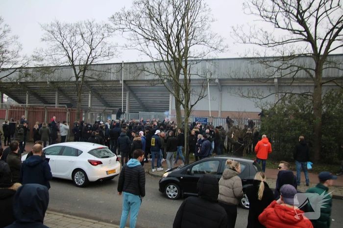 Spelersbus Cambuur onthaald door supporters