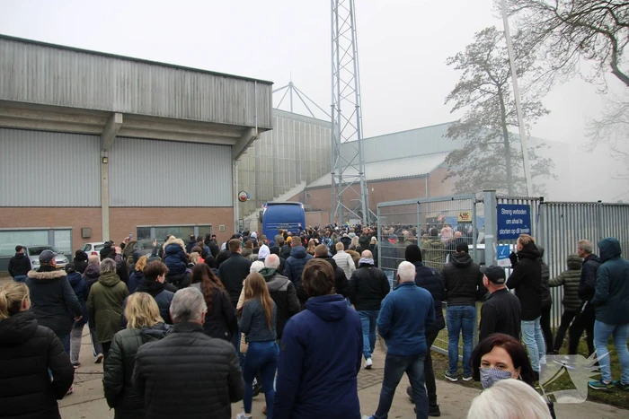 Spelersbus Cambuur onthaald door supporters