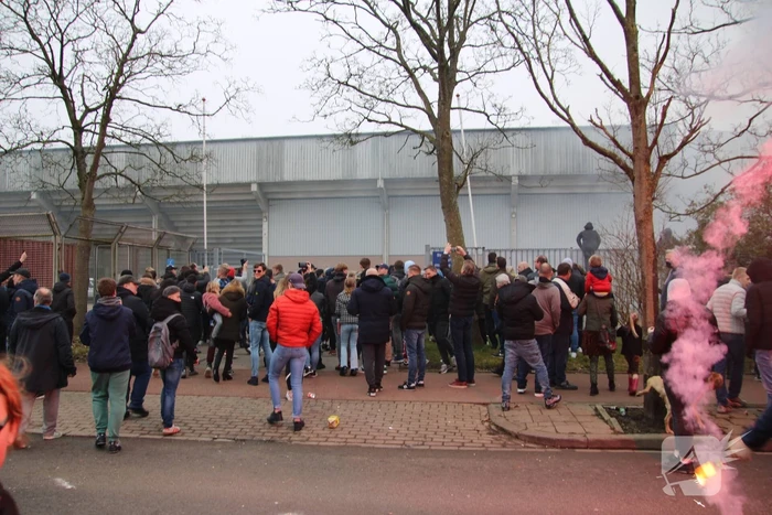 Spelersbus Cambuur onthaald door supporters