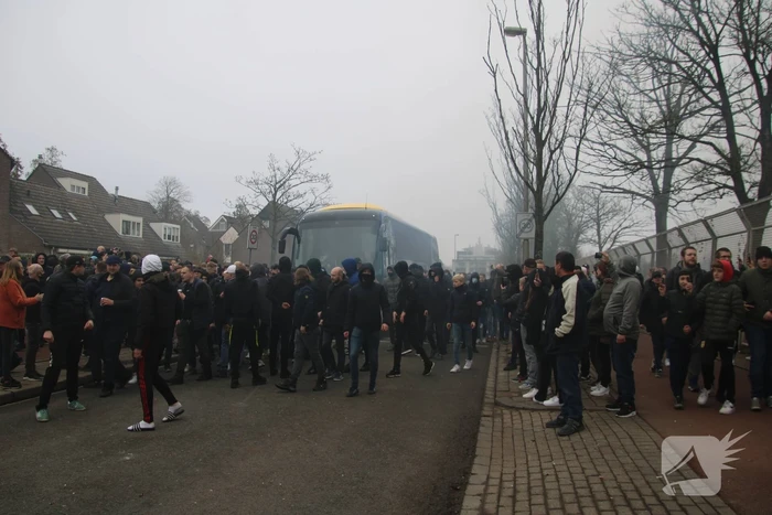 Spelersbus Cambuur onthaald door supporters