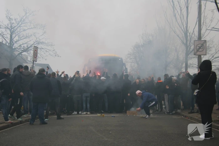 Spelersbus Cambuur onthaald door supporters