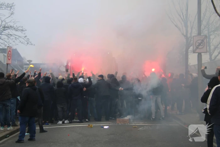 Spelersbus Cambuur onthaald door supporters