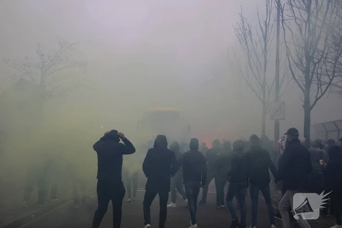 Spelersbus Cambuur onthaald door supporters