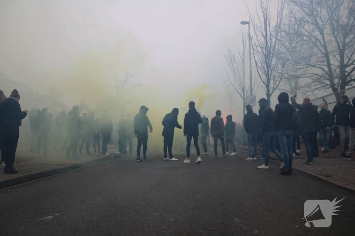 Spelersbus Cambuur onthaald door supporters