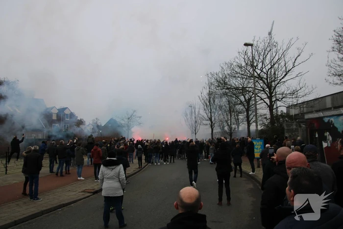 Spelersbus Cambuur onthaald door supporters
