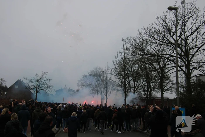 Spelersbus Cambuur onthaald door supporters
