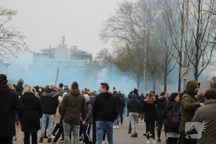 Spelersbus Cambuur onthaald door supporters
