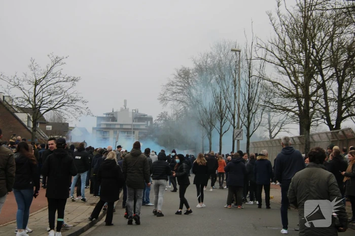 Spelersbus Cambuur onthaald door supporters