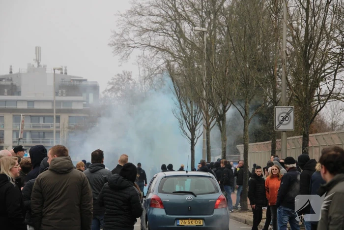 Spelersbus Cambuur onthaald door supporters