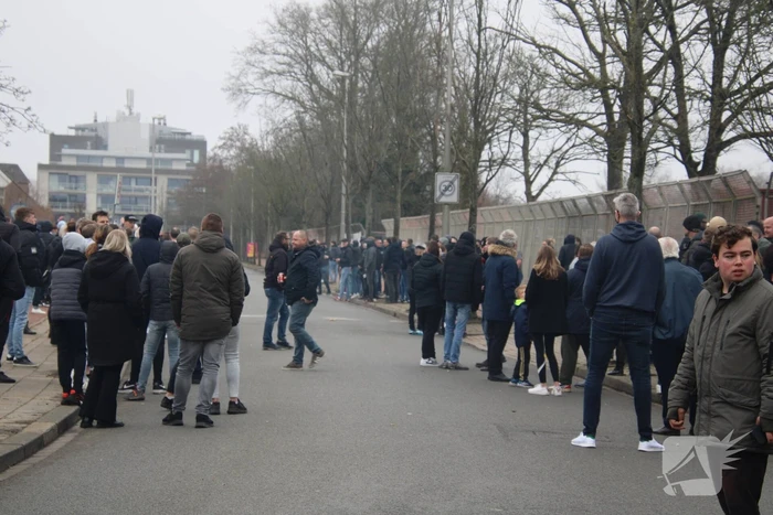 Spelersbus Cambuur onthaald door supporters