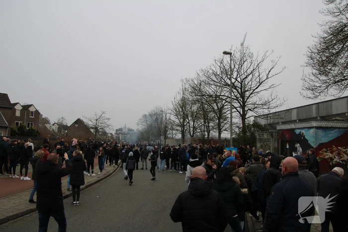Spelersbus Cambuur onthaald door supporters