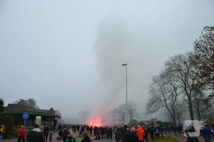 Spelersbus Cambuur onthaald door supporters