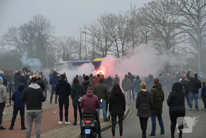 Spelersbus Cambuur onthaald door supporters