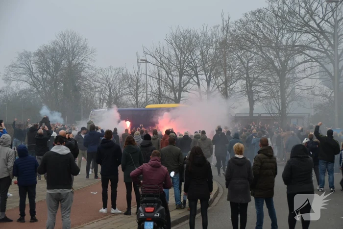 Spelersbus Cambuur onthaald door supporters