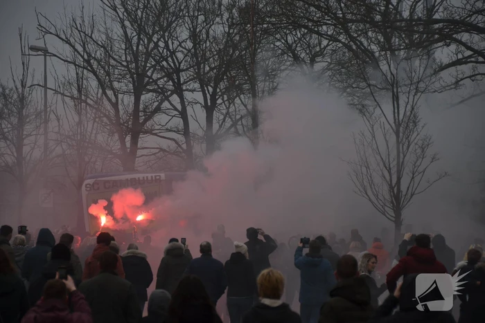 Spelersbus Cambuur onthaald door supporters
