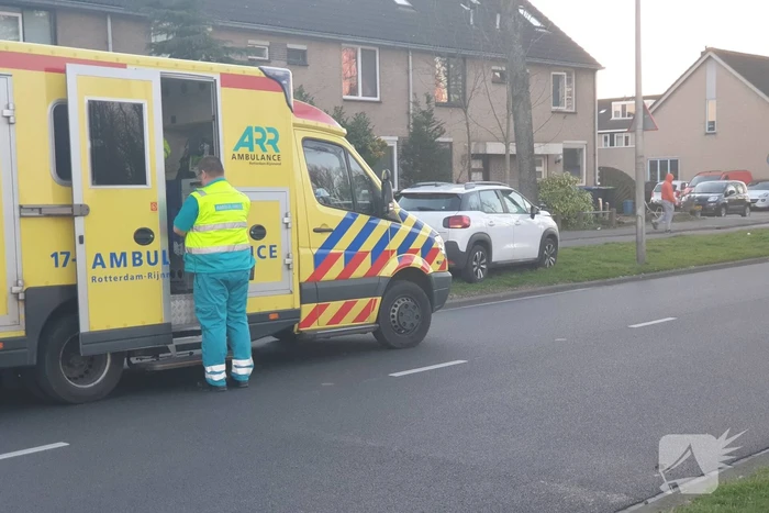 Personenauto komt tot stilstand tegen boom