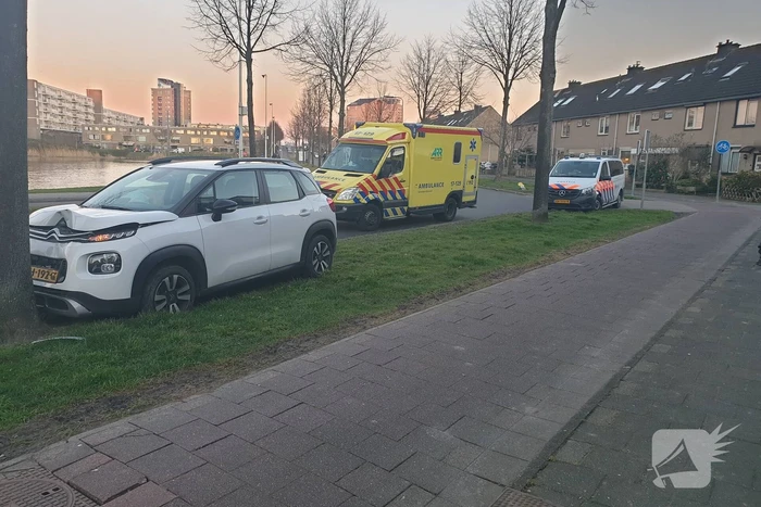 Personenauto komt tot stilstand tegen boom